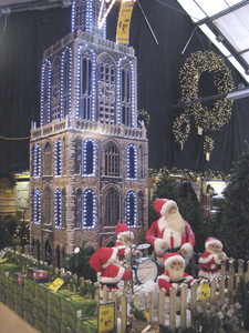 908017 Afbeelding van een verlicht schaalmodel van de Westertoren te Amsterdam, op de kerstshow in Tuincentrum ...